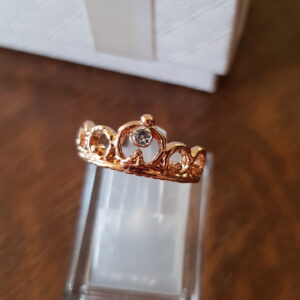 korona formájú bizsugyűrű, nagyon szép arany kivitelben. Hasonló termékeinket tekintse meg weboldalunkom. http://www.bizsubutik.hu